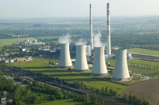 Větrné elektrárny s chladiči páry pro výrobu elektřiny.