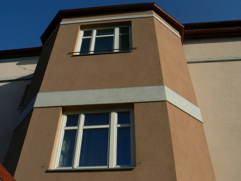 Moderní okna na fasádě domu v Praze po montáži.