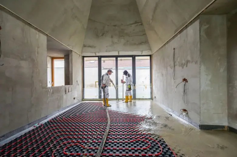 Instalace podlahového vytápění před nalitím vrstvy betonu.