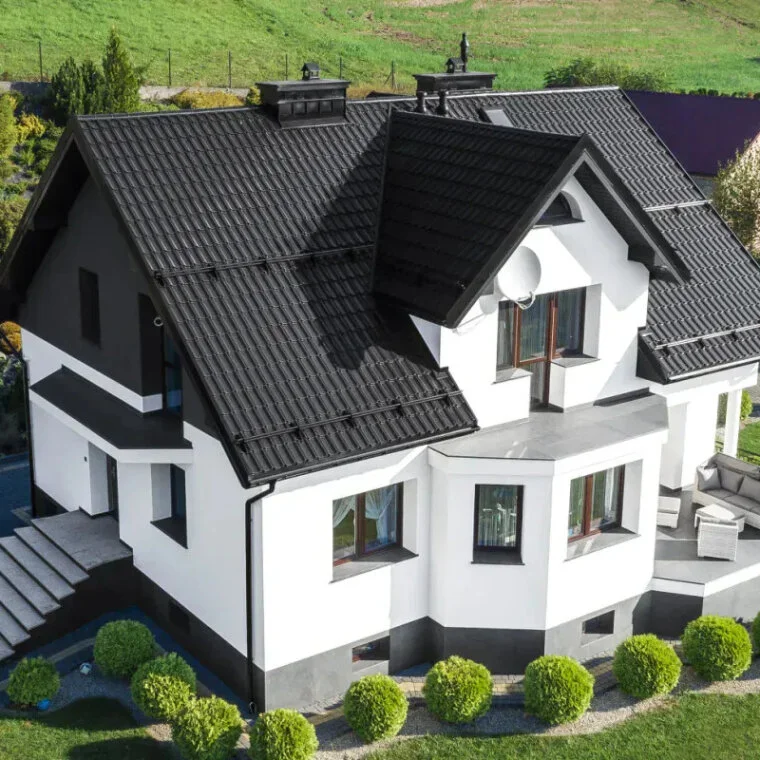 Moderní dům s černými střechovými taškami ukazuje použití kontralatě.