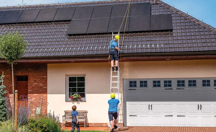 Instalace solárních panelů na střechu rodinného domu.