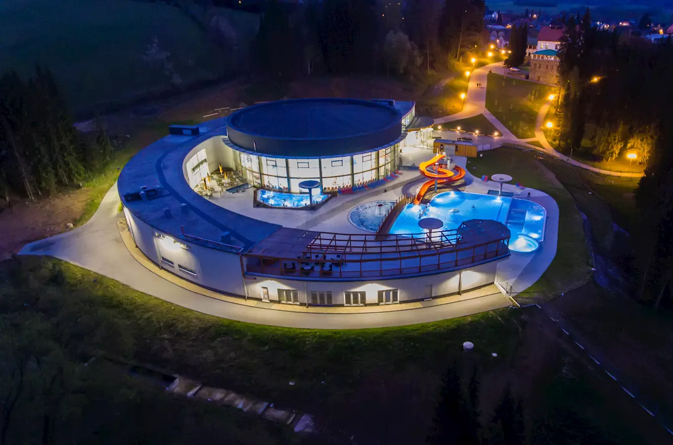 Noční pohled na osvětlené koupaliště s bazénem v Chrustenicích.