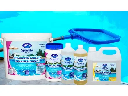 Sada chemie pro údržbu bazénu s filtrem a sítkem.