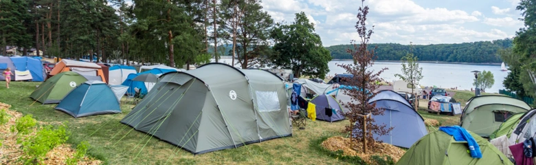 Kempování s manytami na břehu Vranovské přehrady.