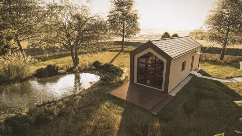 Moderní dřevostavba bungalov u vody s velkými okny.