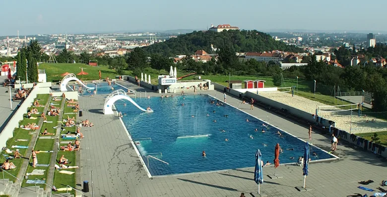 Venkovní bazén s kluzáky a lehátky na Kraví hoře.