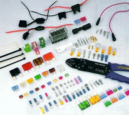 Sada elektrických součástek pro instalace včetně pojistek a nástrojů.
