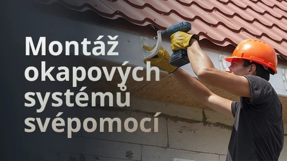 Muž montuje okapové háky na střechu pomocí vrtáku.
