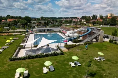 Venkovní bazén s tobogány a lehátky v Horšovském Týně.