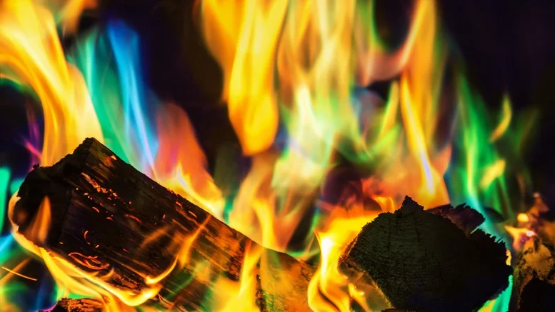 Barvité plameny hořícího dřeva v krbu nebo kotli na dřevo.