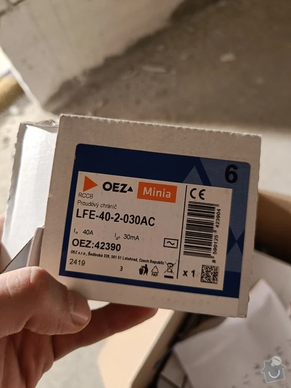Rozvaděčový chránič značky OEZ Minia v krabici s technickými údaji.
