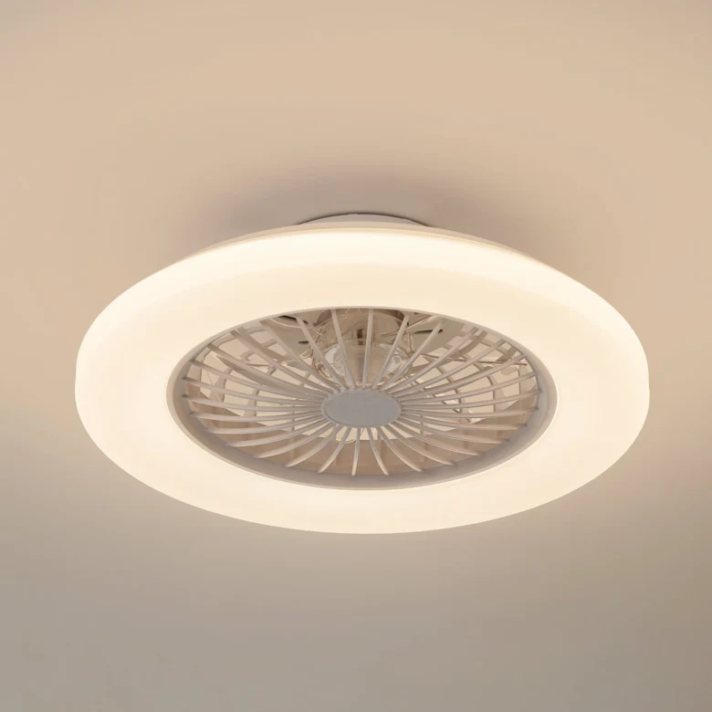 Stropní ventilátor s integrovaným světlem pro interiérové použití.