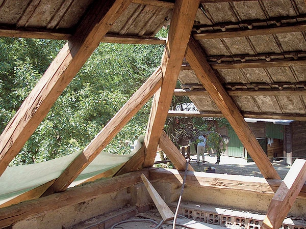 Spojení dřevěných trámů v konstrukci střechy bez viditelných vrutů.
