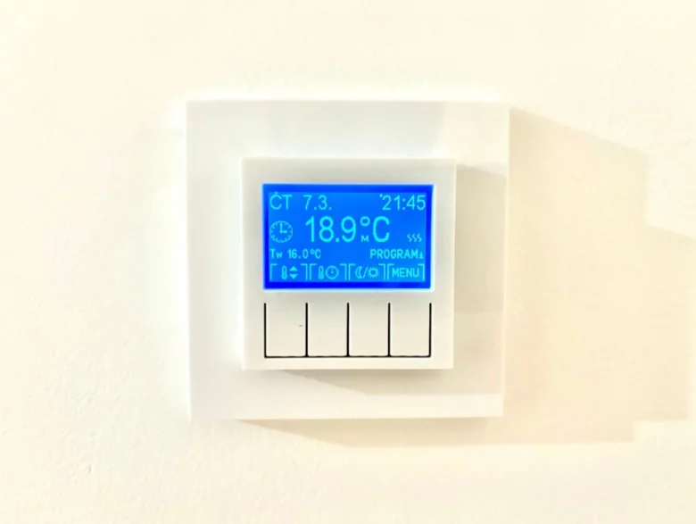 Thermostat display screen