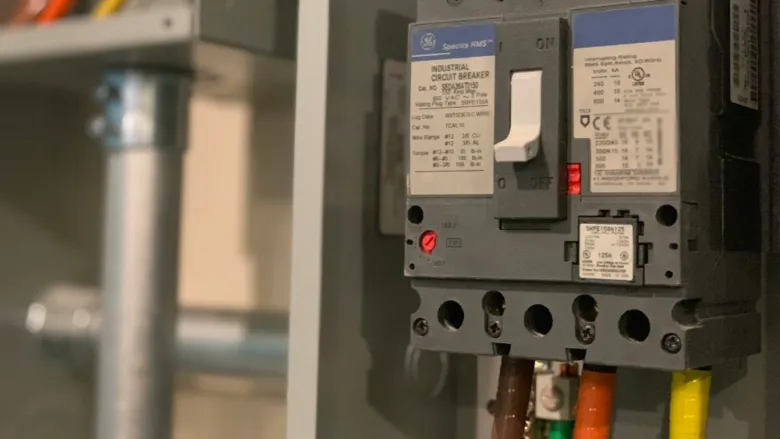 Jistič elektrický s viditelným označením zatížení v rozvaděči.