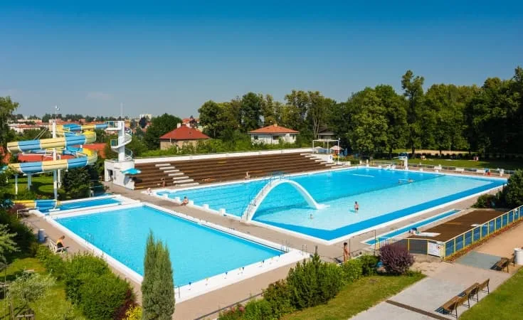 Venkovní plavecký bazén s vodními skluzavkami v České Třebové.