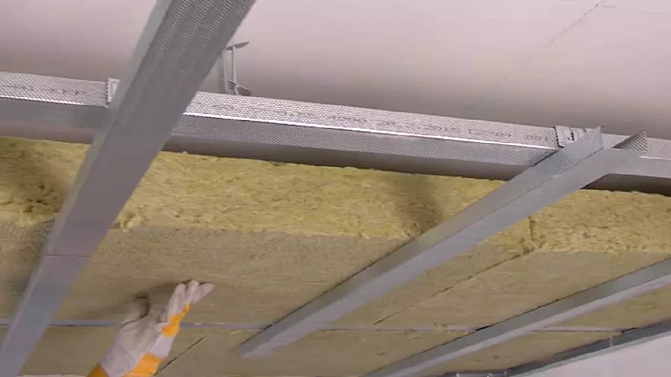 Montáž vnitřní tepelné izolace mezi nosnými stěnovými trámy.