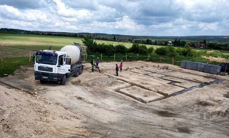 Staveniště pro uložení zemnícího pásku při uzemnění domu.