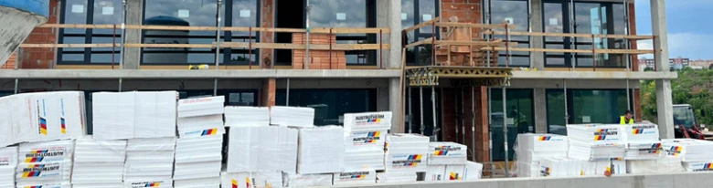 Skládané desky z expandovaného polystyrénu na stavbě fasády.