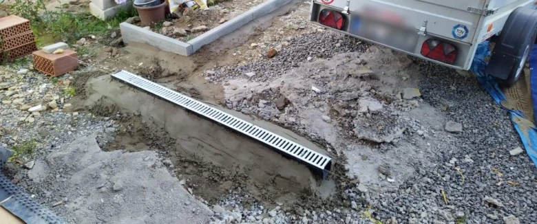 Stavba vjezdu do garáže s odvodňovacím žlabem.
