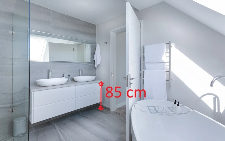 Moderní koupelna s umyvadlem nainstalovaným ve výšce 85 cm od podlahy.