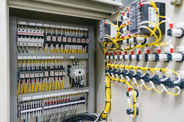 Otevřená skříň s elektrickým rozvaděčem a uspořádanými vodiči.