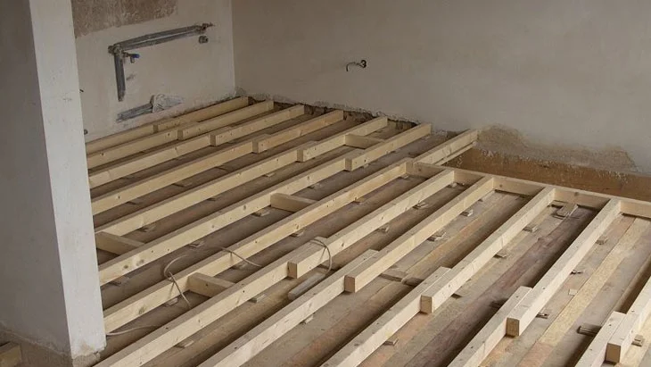 Dřevěné trámy pro podlahu v rekonstrukci stropu.