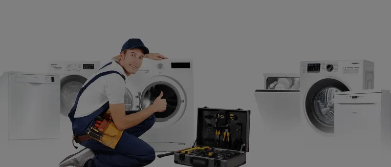 Technik opravuje pračku v domácnosti s nářadím.