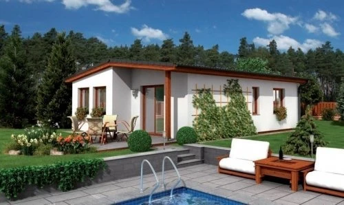 Moderní bílý bungalov s bazénem v zeleném prostředí.