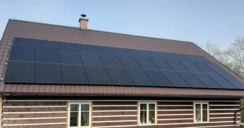 Fotografie fotovoltaických panelů na střeše rodinného domu.