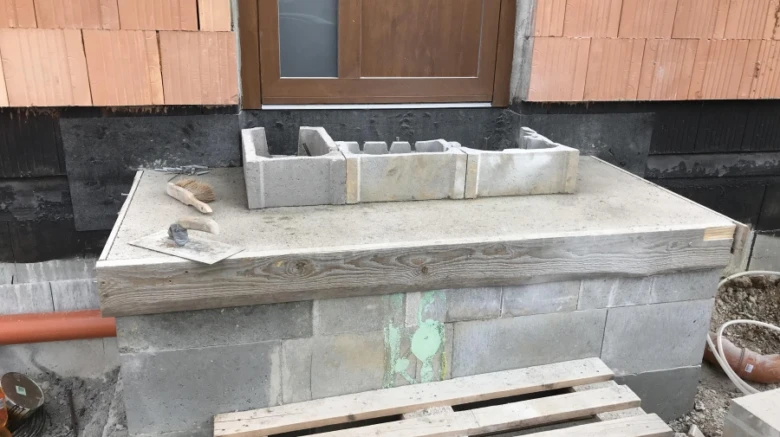 Konkrétní bednění pro venkovní schody ze ztraceného betonu.