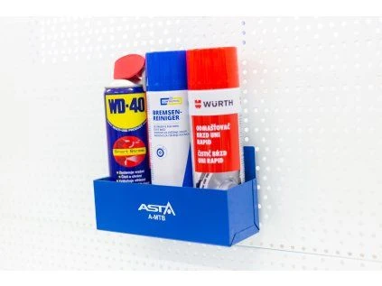 Modrá nástěnná skříňka s aerosoly pro dílnu