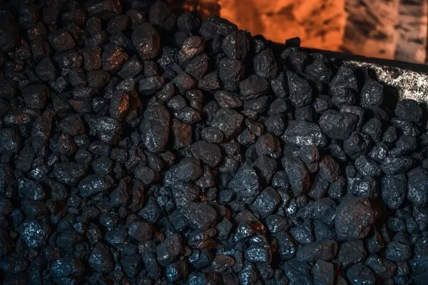 Hromada černého uhlí v energetice pro vytápění.