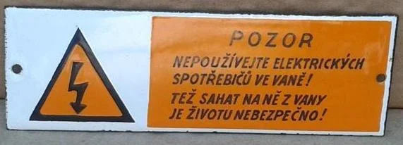 Varovný štítek upozorňující na nebezpečí elektrických spotřebičů ve vaně.