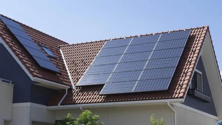 Moduly fotovoltaické na střeše rodinného domu.