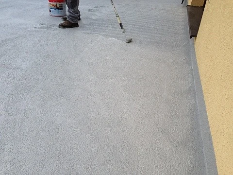 Nápis tekuté hydroizolace na beton s válcem.