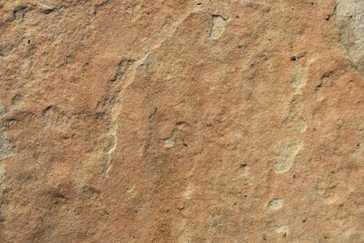Detailní záběr na povrch pískovce jako stavebního materiálu.