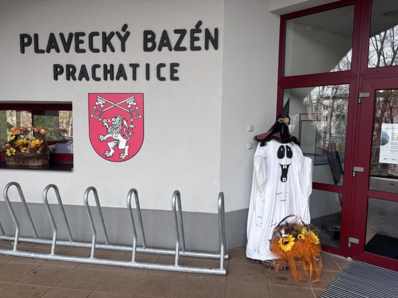Vstup do plaveckého bazénu v Prachaticích s dekorací.