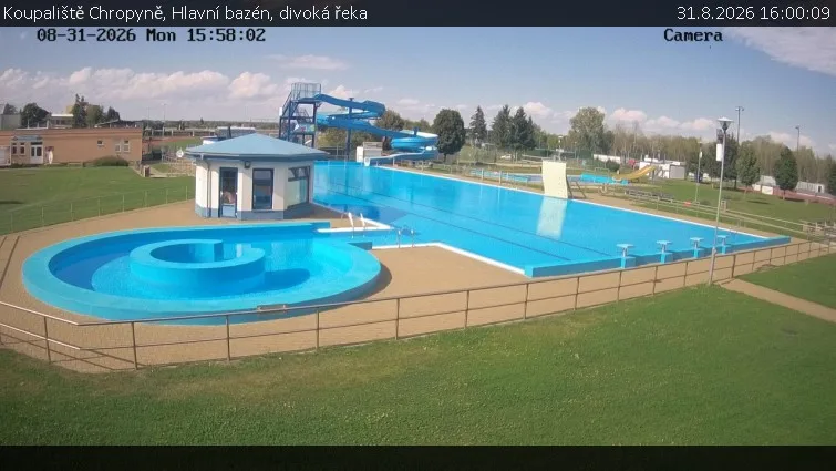 Venkovní bazén v Chropyni s dětským hřištěm a skluzavkami.