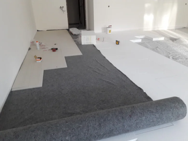 Instalace koberce v Praze - stavební práce na podlaze.