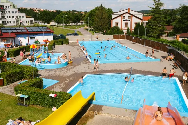Venkovní bazén s plaveckými dálnicemi a skluzavkami v Moravském Krumlově.