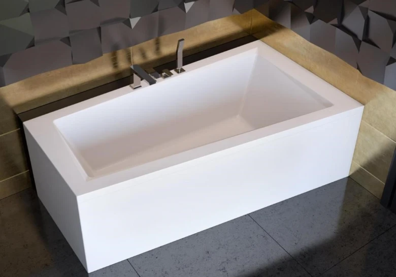 Moderní bílá vana ve stylové koupelně s geometrickými panely.