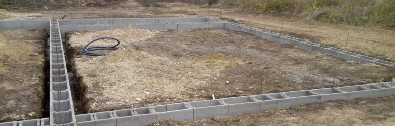 Základová deska z betonových bloků připravená pro stavbu.