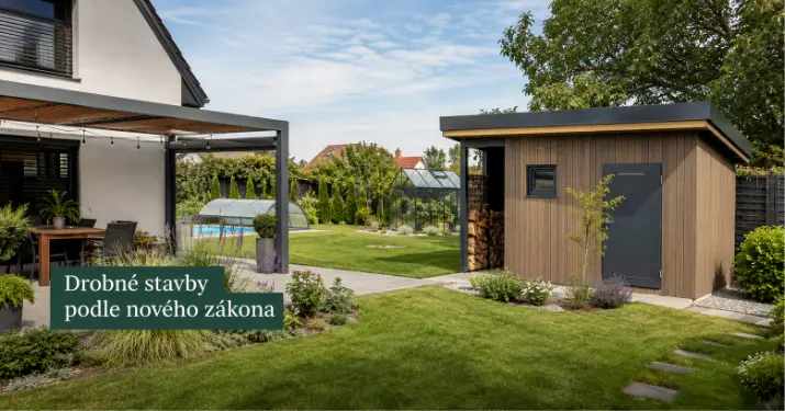 Moderní dřevěná kůlna vedle domu na zahradě.