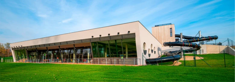 Moderní vodní park s tobogány ve Vrchlabí