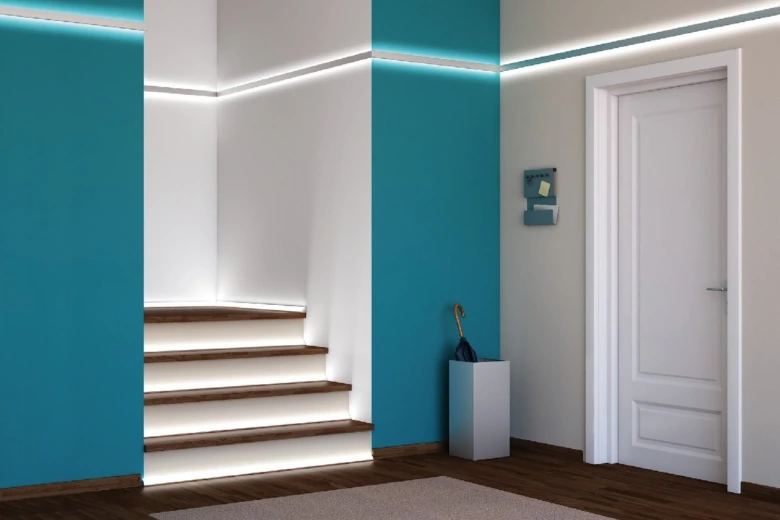 Moderní schodiště s integrovanými LED světly pod stupněmi.