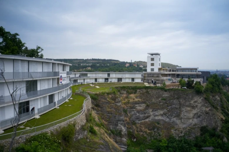Moderní bytová budova na Barrandovských terasách s výhledem do údolí.