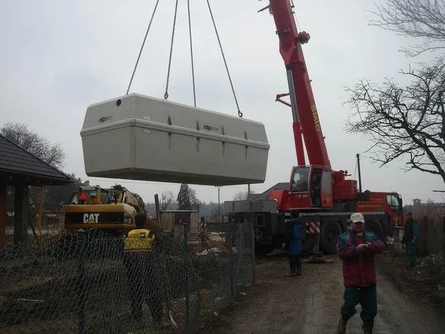 Montáž podzemní nádrže na dešťovou vodu pomocí křesla.