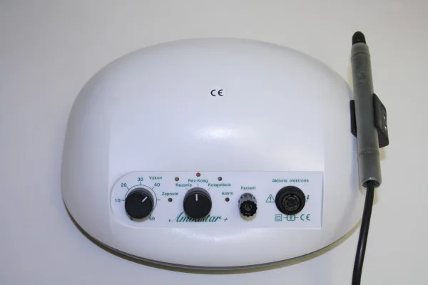 Bílý elektrokauter Amistar s aktivní elektrodou pro lékařské použití.