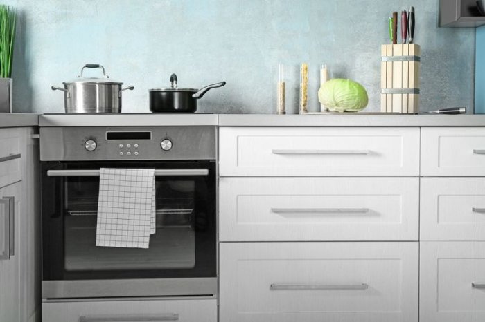 Moderní kuchyň s elektrickou troubou a sklokeramickým sporákem.